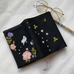 手刺繍　文庫本サイズブックカバー　猫　お花