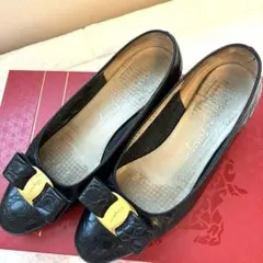 Salvatore Ferragamo ヴァラ パンプス 型押しブラックのサムネイル