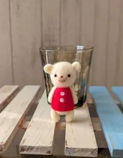 くまさん*羊毛フェルト*ハンドメイド*ブローチ*レッド*ホワイト*
