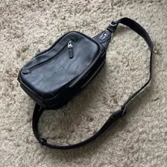 ブラックレザー スリングバッグ