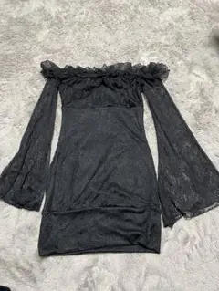 オフショルダー黒ドレス