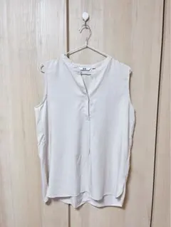ユニクロ　レーヨンブラウス　ノースリーブ　ベージュ