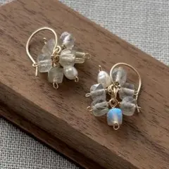 透明ラブラドライトとパールの小さな房ピアス