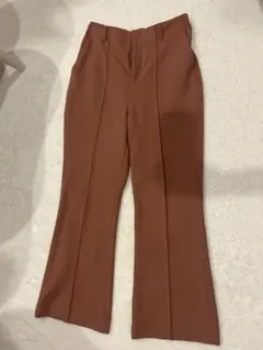 earth ピンク　フレアパンツ　センタープレス