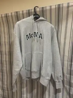 Champion MoMAロゴ グレー パーカー