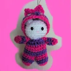 ピンクと紫のネコフード　白猫あみぐるみキーホルダー　ハンドメイド