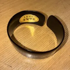 【希少・作家物】K18 シルバーバングル 唐草彫り「風姿」銘：八子 (箱付) 希少・作家物】K18 シルバーバングル 唐草彫り「風姿」銘：八子 (箱付
