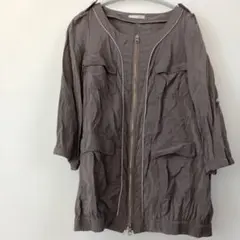 グレーのジッパー付き7分袖ジャケット