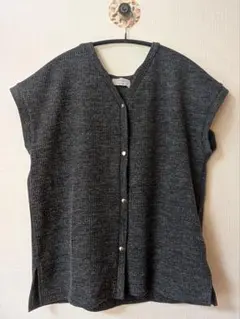 Denifits デニフィッツ　Vネック ニットベスト グレーのサムネイル