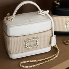 【新品・未使用】Raffia Effect Crystal Vanity Bagのサムネイル