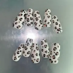 ヒョウ柄ネイルチップ 10個セット ベージュ 白色 黒色