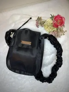 un/neu アンノイ ギャザーハンドルサテンフラップバッグ