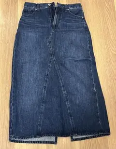 UNIQLOのダークデニム タイトスカート スリット入り