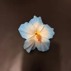 青と白の花デザインヘアクリップ