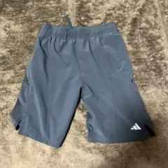 adidas グレー 半ズボン サイドスリット