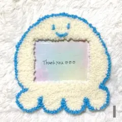 クラゲ トレカケース 毛糸 かわいい 白 水色 硬質ケース ハンドメイド 推し活