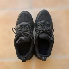 ブラック スポーツシューズ