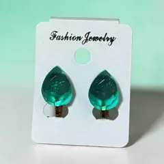 エメラルドグリーン ペアシェイプイヤリング
