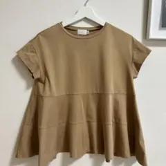 訳あり　yori ペプラムTシャツ　ベージュのサムネイル