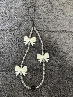 リボンとシルバービーズのスマホストラップ