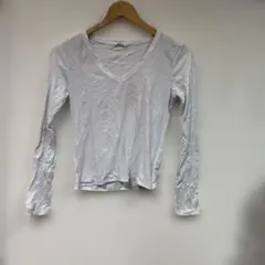 Olivia Rae ホワイト Vネック 長袖Tシャツ