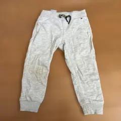 グレーの刺繍ロゴ付きパンツ