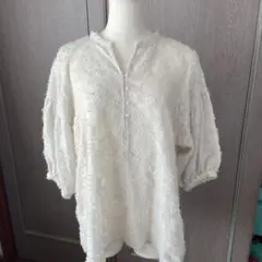 新品未使用タグ付き／アイボリー 刺繍入り バルーンスリーブシャツ