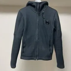 C.P.カンパニー フルジップテクニカルパーカ ロゴレンズ 短丈 ライトアウター