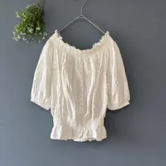 ビス［F］美品　涼しげ清楚　コットン100 フラワー刺繍　五分袖フリルブラウス