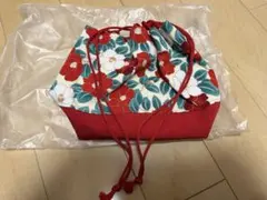赤と花柄の和装用バッグ
