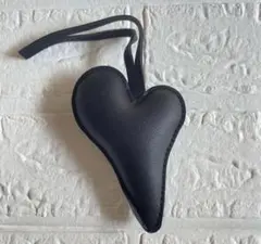 【新品】アンニュイハートカット　フェイクレザーバッグチャーム　シンプル　ブラック