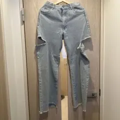 ライトブルー ダメージデニム パンツ　デニムパンツ　サイドスリット　ダメージ