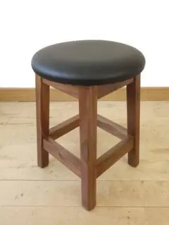 北海道手作り家具　ウォールナット材　スツール　座面合皮（黒色） 北海道手作り家具 ウォールナット材 スツール 座面合皮（黒色） - メルカリ