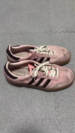 adidas ピンク ストライプ スニーカー