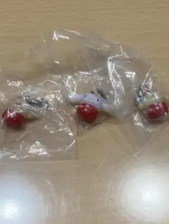 サンリオキャラクターズ　いちごめじるしアクセサリー　シナモンロール1 ポムポム2