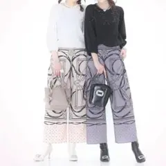 美品　アンドラブ　ハートスカーフ柄のパネルセミワイド美脚パンツ　ベージュ　L