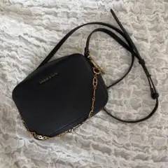 CHARLES & KEITH ショルダーバッグ ブラックのサムネイル
