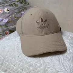 adidas フリース ベージュキャップ