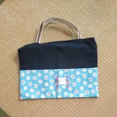 花柄デザインの布製バッグ