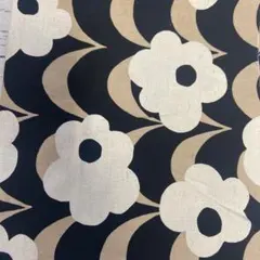 コットンこばやし　黒とベージュの花柄 日本製　50cmカット生地