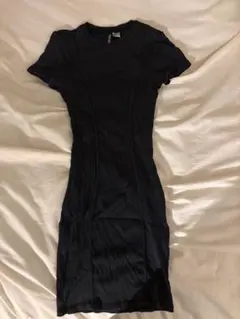 黒のタイトフィット半袖ミニワンピース