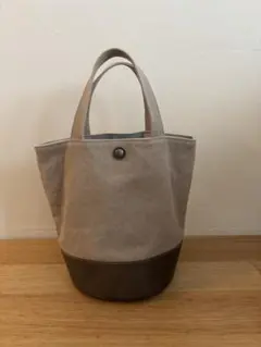 ベージュとブラウンのトートバッグ