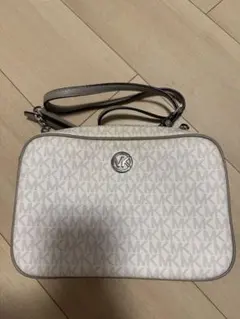 Michael Kors MKロゴショルダーバッグ　白