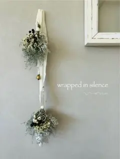 wrapped in silence 白い小花と木の実のツインスワッグ　53cm