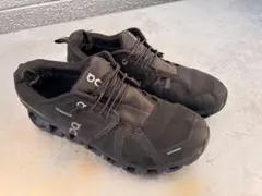 On ブラック スニーカー