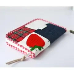 A6 マルチケース　いちご柄　パッチワーク red ハンドメイドのサムネイル