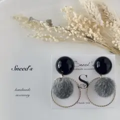 ▪ゴールド華奢フープ×ファーボール×メタルチャーム×カボションピアス／イヤリング