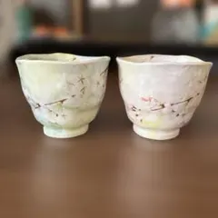 桜模様の陶磁器製湯呑み ピンク・グリーン2個セット