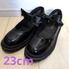 黒のリボン付き厚底ローファー