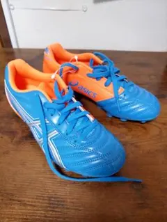 asics サッカーシューズ 22.5cm